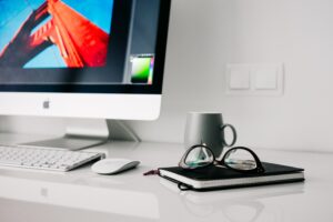 Germi e batteri su tastiera e mouse in ufficio Germi e batteri su tastiera e mouse in ufficio